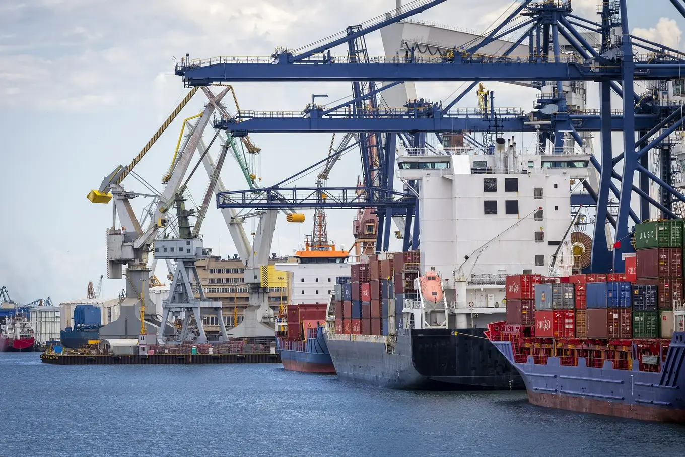 kontenerowiec w porcie